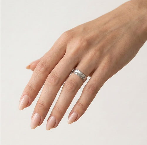 Snubní prsten z bílého zlata s ohnutým designem