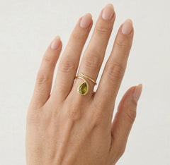 Elegantní prsten s vltavínem ve tvaru kapky
