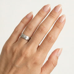 Unikátní vyřezávané snubní prsteny z bílého zlata