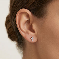 Boucles d’oreilles puces croix en argent avec zircons cubiques