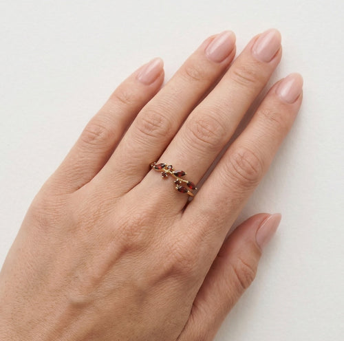 Eleganter Granat-Ring mit Mischschliff-Steinen