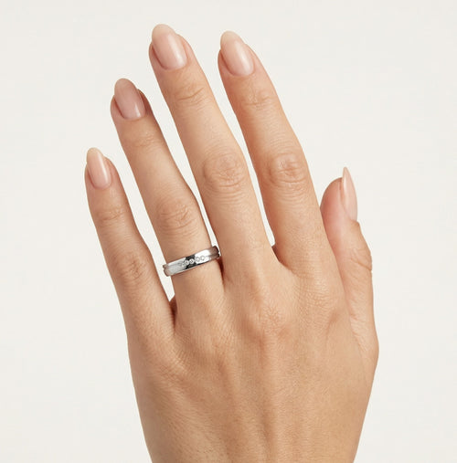 Bague en or blanc avec finition scintillante