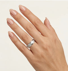 Elegantní snubní prsten z bílého zlata s kontrastní povrchovou úpravou