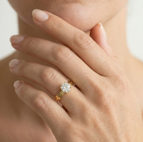 Bague classique en or jaune avec zircone cubique