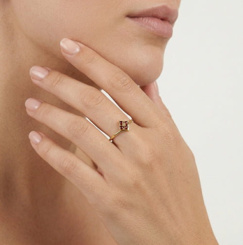 Yellow gold ring with four garnets
