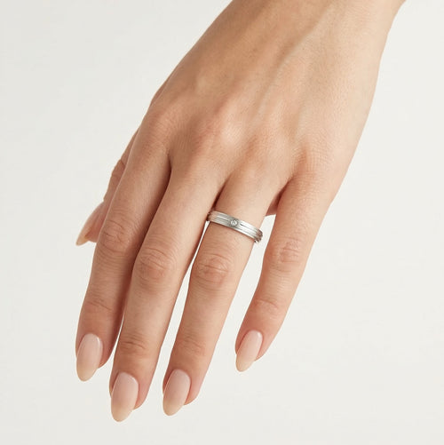 Anillo de boda sencillo y elegante de oro blanco