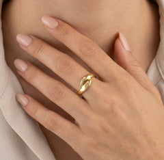 Vysoce leštěný zlatý kroucený prsten