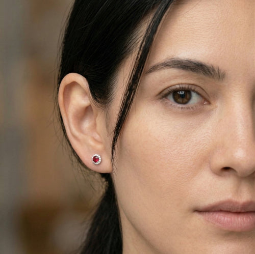 Pendientes de botón Royal en cuarzo rojo.