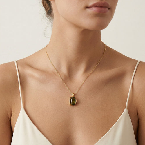 Eleganz in Gold mit ovalem Schnitt Moldavit