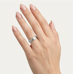 Anillo de boda de oro blanco con líneas grabadas