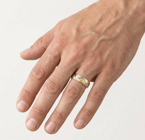 Trauring aus Gelbgold mit weißem Rhodium-Wellenmuster