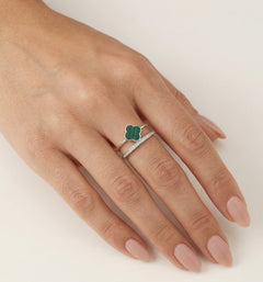 Stříbrný prsten se zeleným achátem ve tvaru čtyřlístku