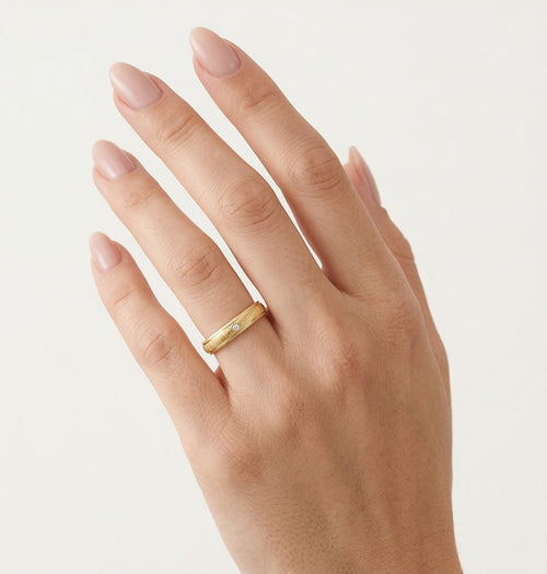 Bague de mariage en or jaune mat avec détail de ligne