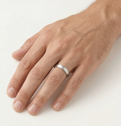 Bague de mariage en or blanc à finition mate avec pierre taille princesse