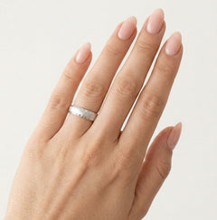 Alliance élégante en or blanc