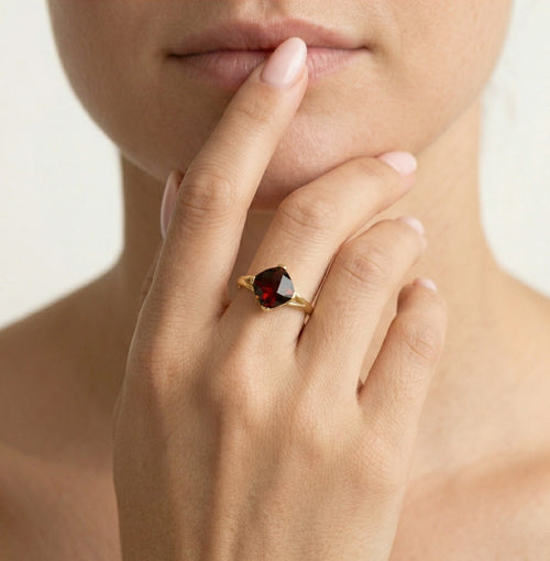 Bague solitaire simple en grenat taille coussin
