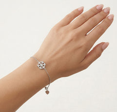 Silbernes Kettenarmband mit Schneeflocke