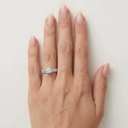 Elegantní prsten s centrálním kamenem a dvojitými řadami zirkonů