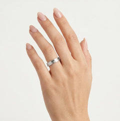 Anillo de boda de oro blanco con acabado pulido