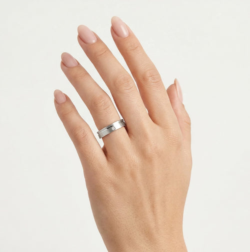 Anillo de boda de oro blanco con acabado pulido