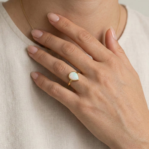 Bague large en or avec opale poire