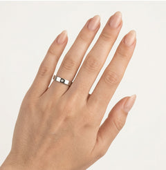 Solitérní platinový snubní prsten s vysoce leštěnou povrchovou úpravou