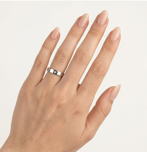 Solitérní platinový snubní prsten s vysoce leštěnou povrchovou úpravou