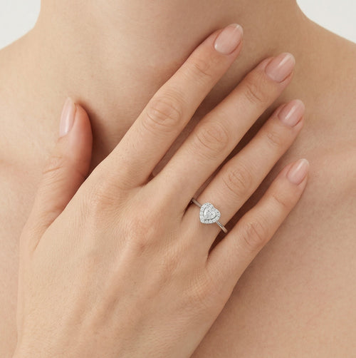 Stříbrný prsten se zirkony ve tvaru srdce