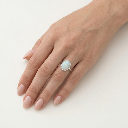 Weißopal-Ring mit königlichem Funkeln