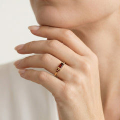 Anillo de oro con granates redondos y rectangulares