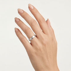 Alliance en or blanc avec finition scintillante