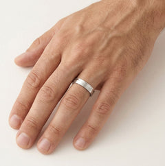 Alliance en or blanc avec ligne polie plate