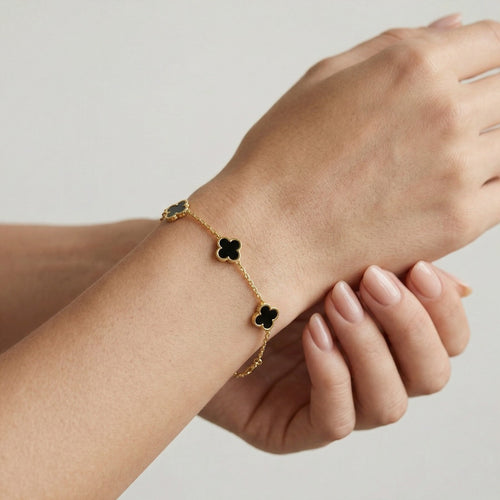 Schickes Armband aus Gold mit schwarzem Onyx