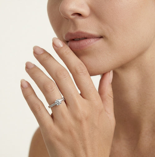 Bague en argent avec accent sur zircon cubique central