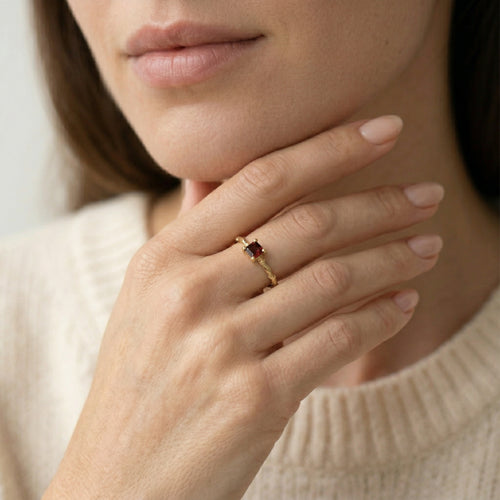 Bague solitaire en grenat en or