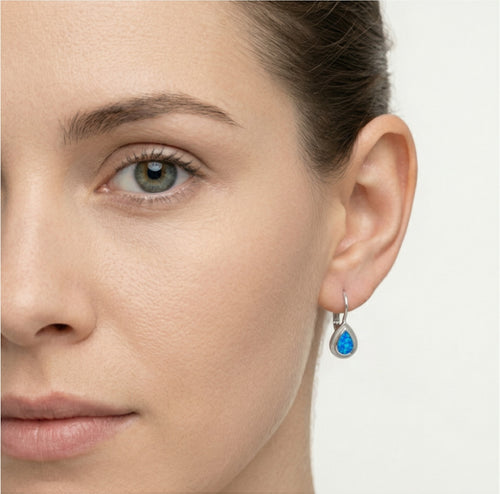 Pendientes de opalo azul liso en corte pera con cierre de palanca