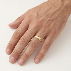 Klasický široký snubní prsten ze žlutého zlata