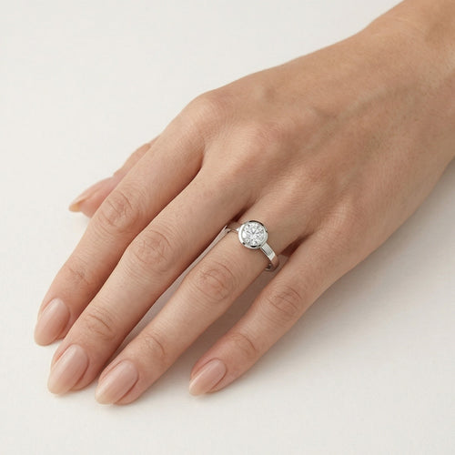 Ring aus Weißgold mit Zargenfassung und glänzendem Finish