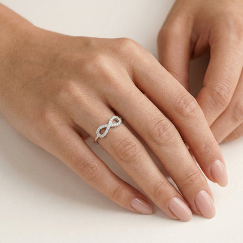 Stříbrný prsten nekonečno