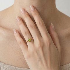 Anillo de mujer con piedra preciosa de corte princesa