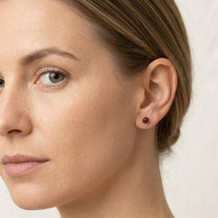 Pendientes de botón de granate con engaste biselado