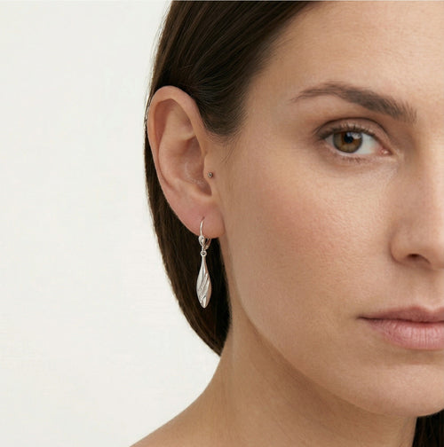 Weißgold Tropfenohrringe mit matter Oberfläche