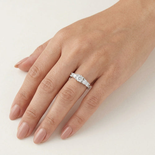 Runder Ring mit feinem Stufenschliff in Reihe