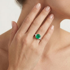 Stříbrný prsten se smaragdem a triliantovými zirkony