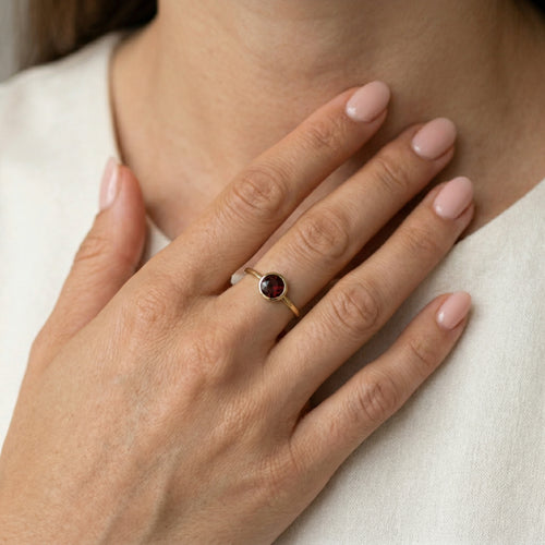 Schlichter Gelbgoldring mit Solitär-Granat