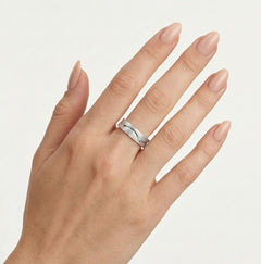 Anillo de boda de oro blanco con diseño de ondas