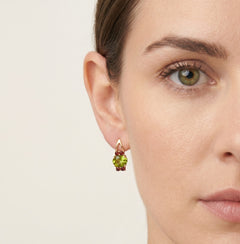 Pendientes de oro de 14kt con granate y moldavita atemporales.