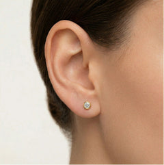 Boucles d'oreilles clous en or avec zirconium cubique rond serti en panier