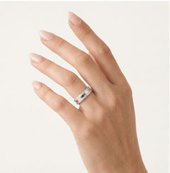 Třpytivý matný povrch snubních prstenů z bílého zlata