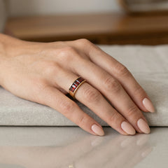 Prsten ze žlutého zlata se zářivými broušenými granáty